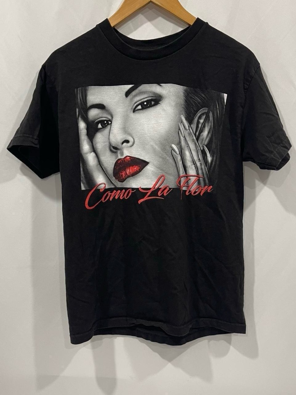 Como La Flor Black Tee with Red Lip Graphic